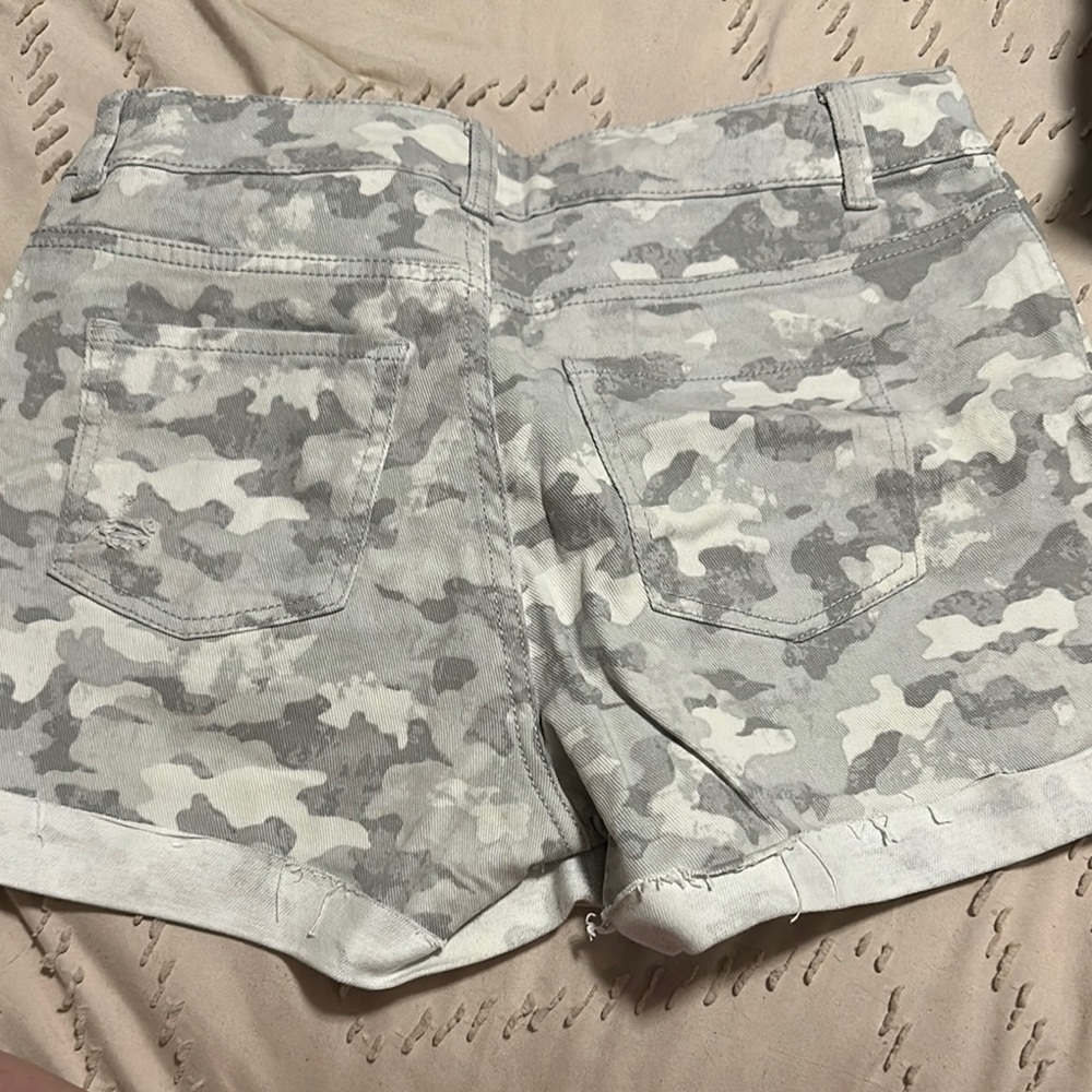 Time and Tru Light Gray Camo Jean Shorts - Picture 3 of 3
